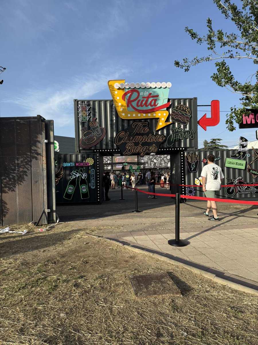 Ayer estuve en campeonato hamburguesas 🍔 , mismo precio que año pasado ( 12.90€) las que e visto de cerca , las veo peques para mi gusto