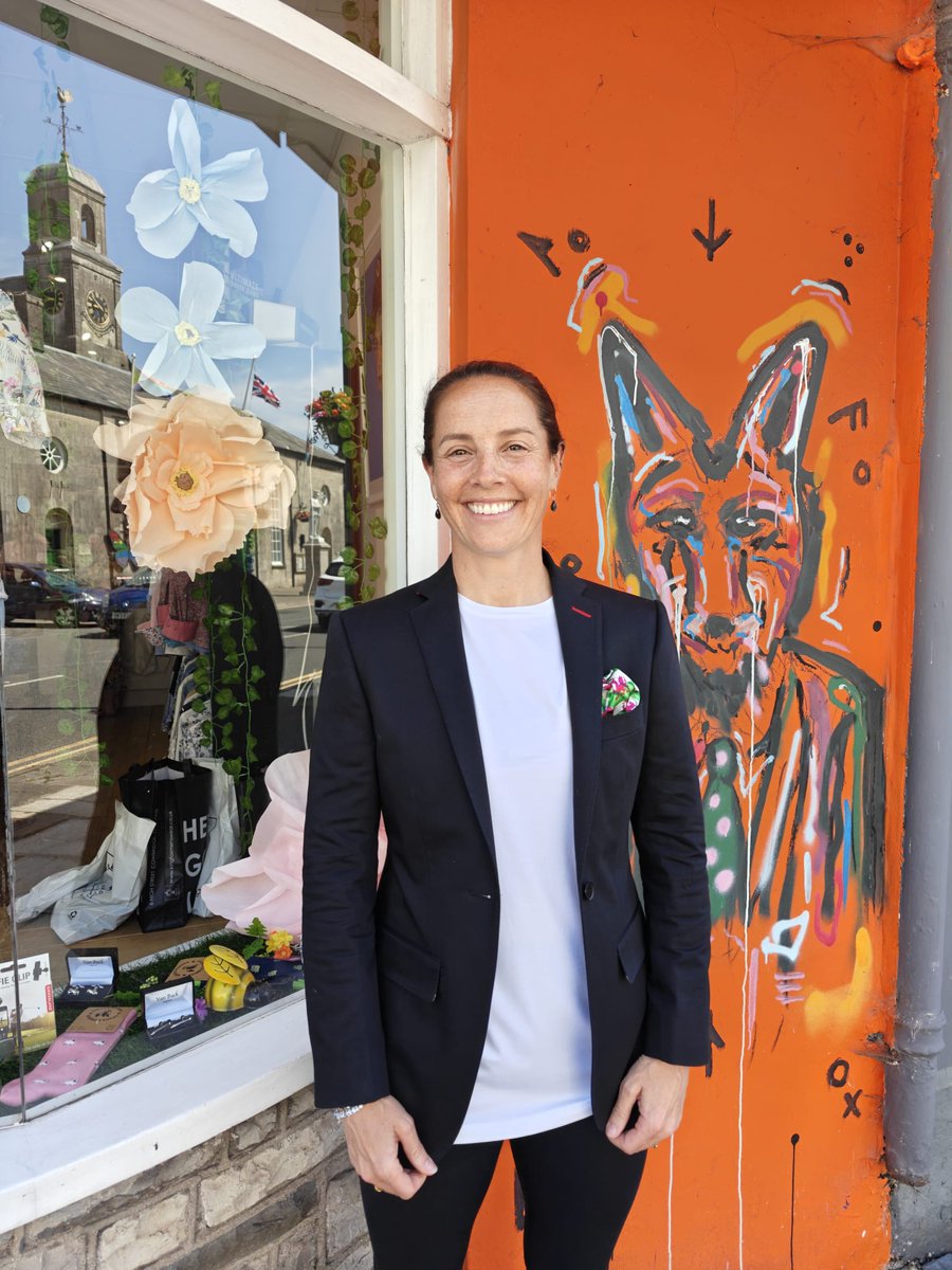 rhirhi8's tweet image. Huge thank you to @kingfoxmenswear and @LeilaRuby @etchsuits for gifting me THE perfect EURO coaching jacket. Every part of it is exactly as I hoped it would be. I'm now Switzerland ready!!! #customlining #customsuites #wales❤️ #womensfootball #cymru #cymruambyth⚽️⚽️⚽️⚽️