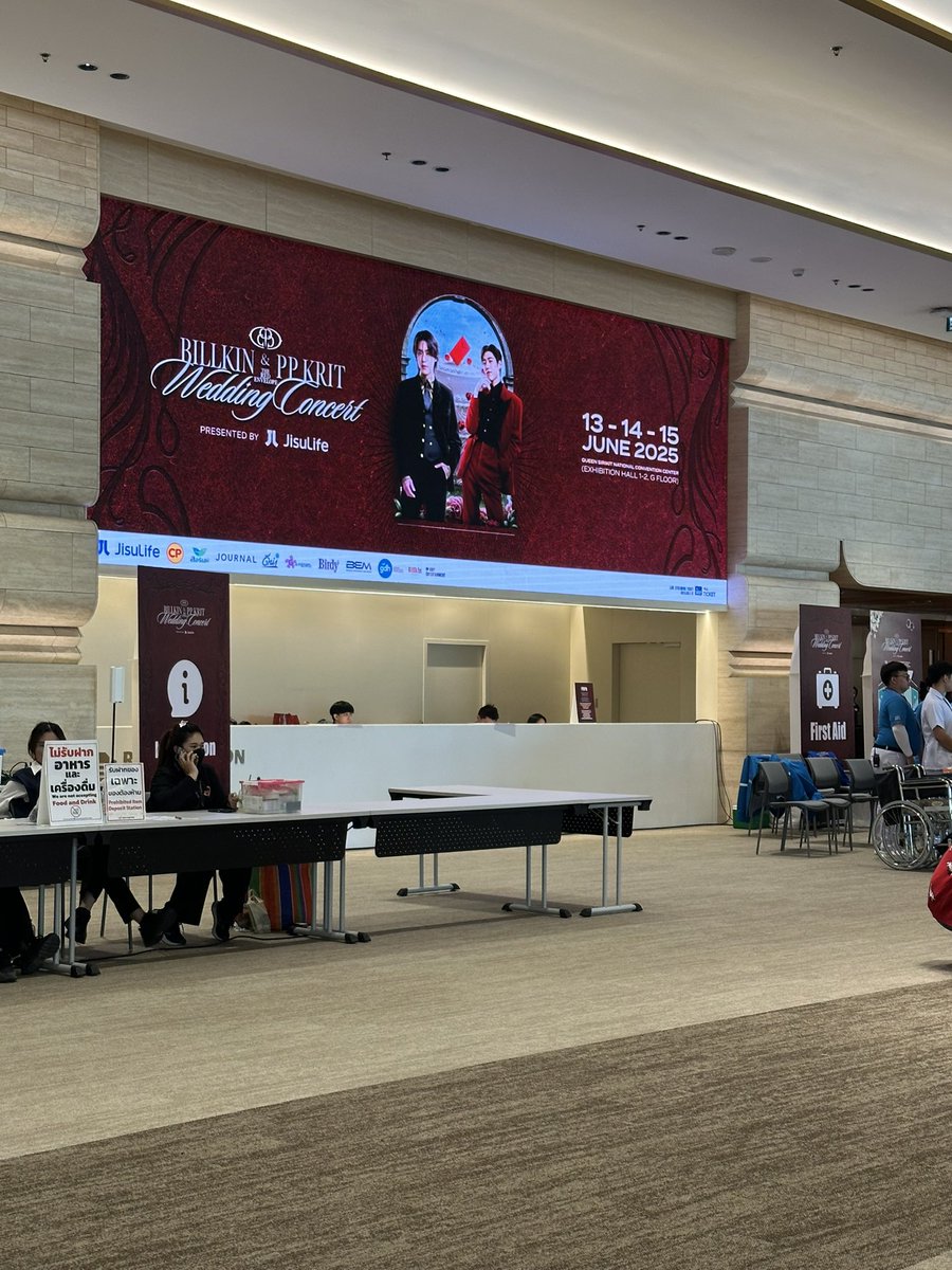 วันนี้มารีวิวคอน #BKPPWeddingConcert ในมุมติ่งเกาหลีที่ไปดูคอนทั้งในและนอกปทมาก่อน ให้ 10/10💕
-หน้างานการจัดการดีมาก มีป้ายชัดเจนต้องรับอะไรตรงไหน แต่จุดที่เราชอบที่สุดคือตรงแบคดรอปมีstaffถ่ายรูปให้ เราว่าผู้จัดใส่ใจตรงนี้มากเลย ขอชื่นชมทุกฝ่ายเลยค่ะ (อยากให้ผจคอนเกาทำตามบ้าง🥹)