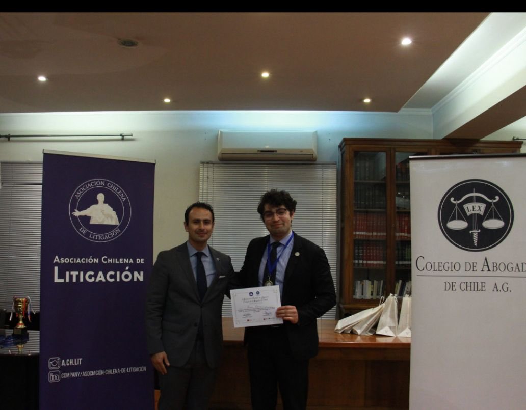 Hoy se cumplen dos años de la partida de Rodrigo Pica. Como Facultad, elegimos recordarlo a través de la Sociedad de Debates que hoy lleva su nombre. Fue un destacado debatiente a inicios de los 2000, y creemos que su espíritu dialogante, su técnica y su pasión siguen…