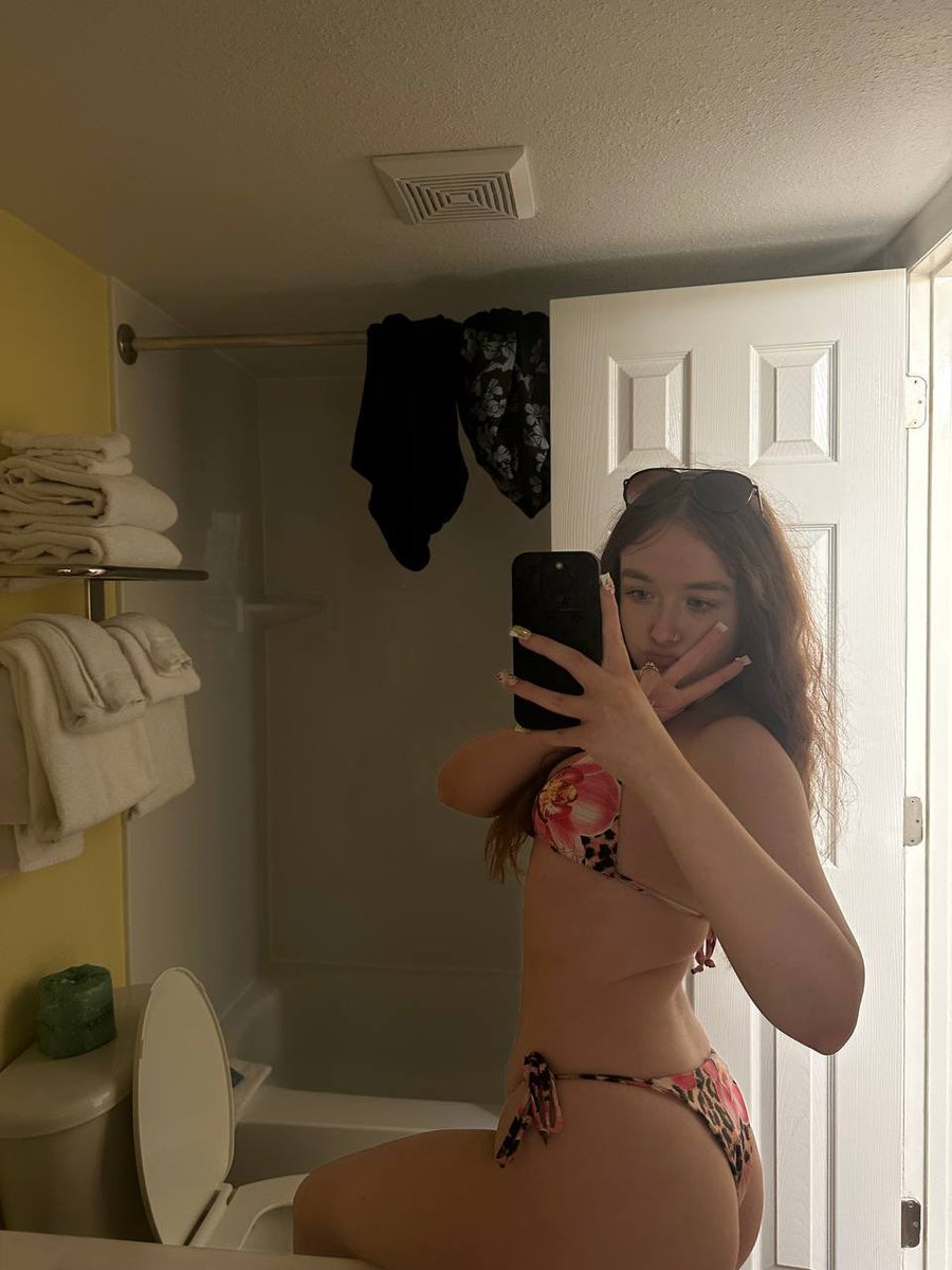 goodmorning twitter what’s the weather like for you today , it’s a #beach day for me 😝