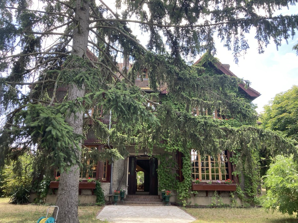 sochanska's tweet image. A Visit to the legendary home of „Kultura” in Maisons-Laffitte 🇫🇷📚
Stepping into the soul of 20th-cent.🇵🇱intellectual life in exile. The spiritual and political compass for generations of 🇵🇱living under communism @Polska @PLenFrance @moscicka_dendys