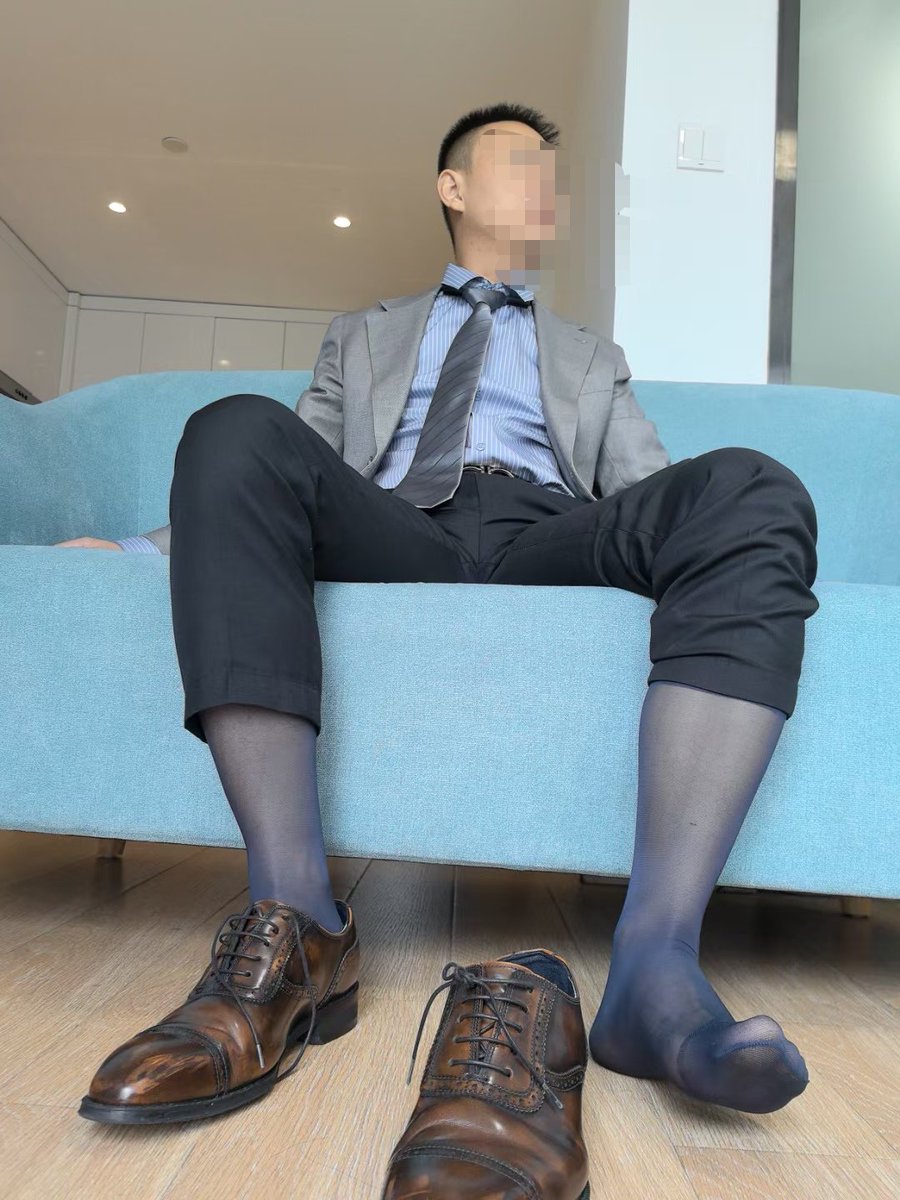 喜欢黑色素面和黑色锦纶条纹雕花丝袜