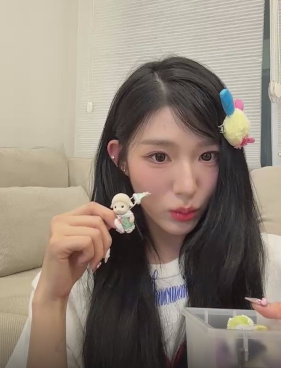 xinyri's tweet image. cute girl and her trinket obsession