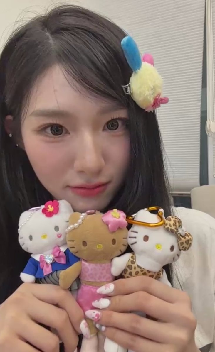 xinyri's tweet image. cute girl and her trinket obsession