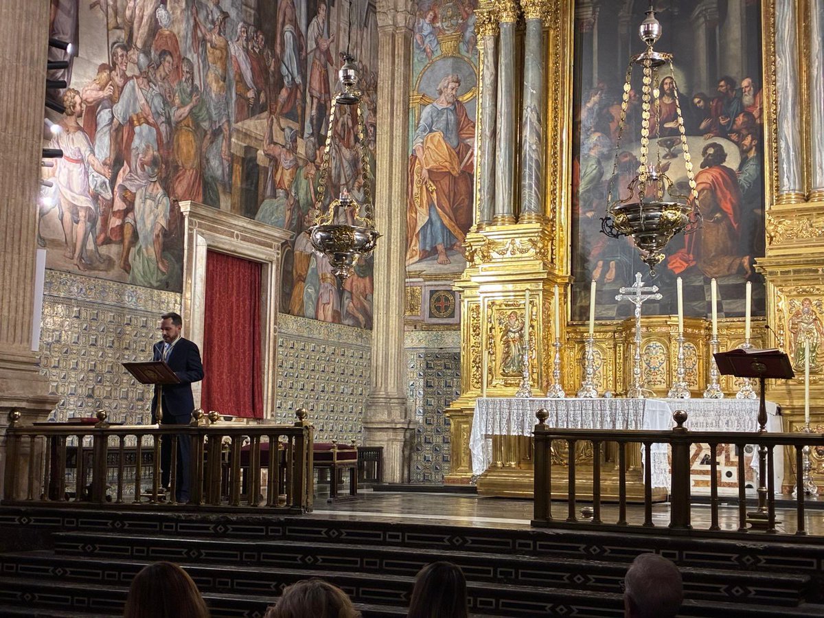 La Iglesia del Patriarca acogió ayer tarde el Pregón que anuncia la festividad del Corpus Christi, de la mano de Oscar Rueda, quien describió la fiesta con una maestría sublime.
