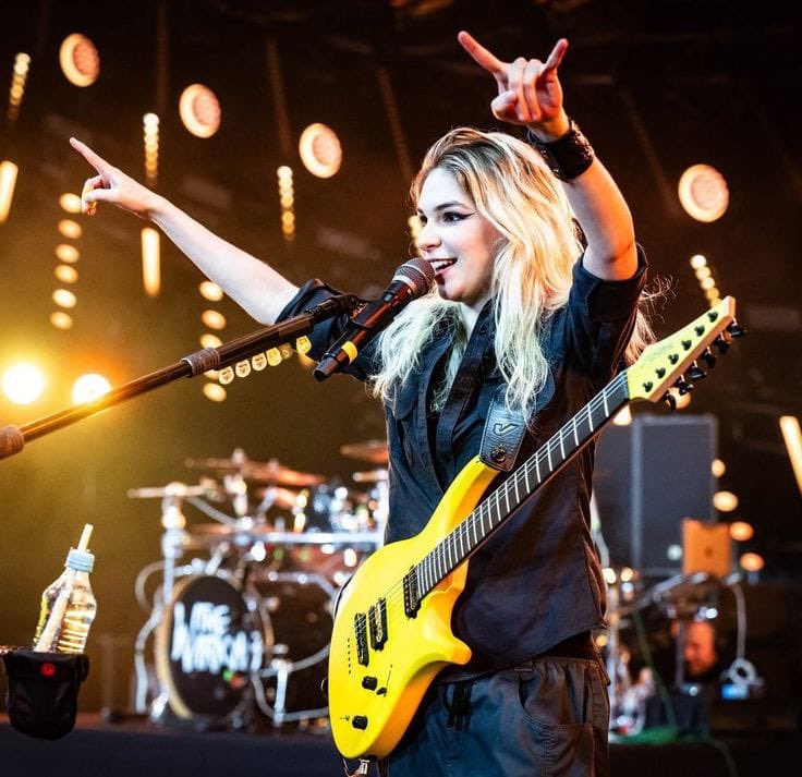 acervodany's tweet image. ✮ ፧ dany&apos;s best guitar solos. 

𓆩  𓆪 - a thread of appreciation.