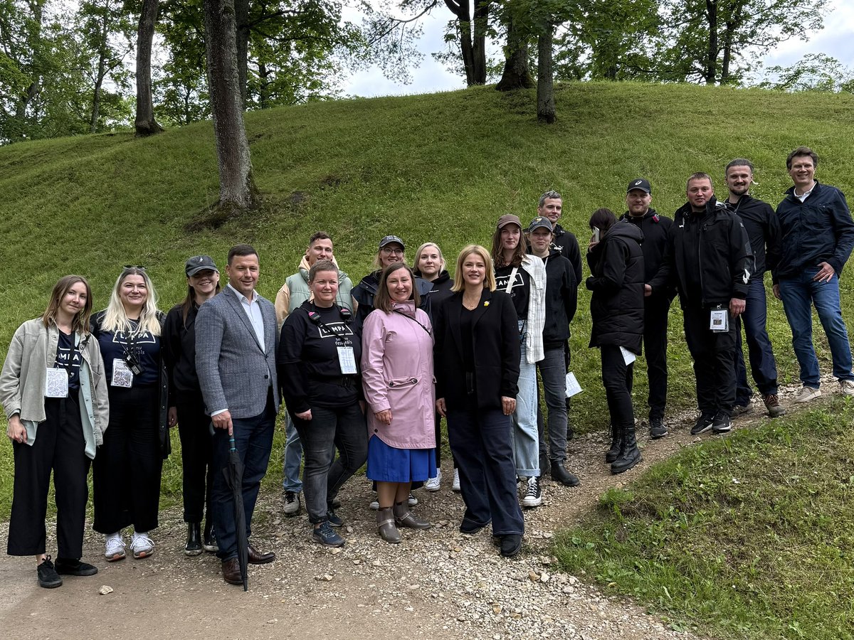 Sarunu festivāls LAMPA (@festivalslampa) on Twitter photo Esam pagodināti, ka mūsu ieguldījums sabiedrības labā tiek novērtēts! 💙 Paldies Ministru prezidentei <a href="/EvikaSilina/">Evika Siliņa 🇱🇻🇺🇦</a> par festivāla apmeklēšanu un atvērtību stiprināt sadarbību starp valsts pārvaldi un sabiedrību.
#festivalsLAMPA Esam pagodināti, ka mūsu ieguldījums sabiedrības labā tiek novērtēts! 💙 Paldies Ministru prezidentei <a href="/EvikaSilina/">Evika Siliņa 🇱🇻🇺🇦</a> par festivāla apmeklēšanu un atvērtību stiprināt sadarbību starp valsts pārvaldi un sabiedrību.
#festivalsLAMPA