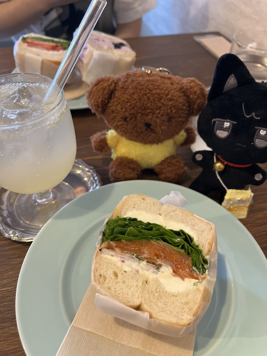 smileatiny's tweet photo. もちろんドリンクはレモネード🍋

#ATEEZ #에이티즈 #LemonDrop #LemonDropChallenge #SummerWithLemonDrop https://t.co/hOv3xVtSQc