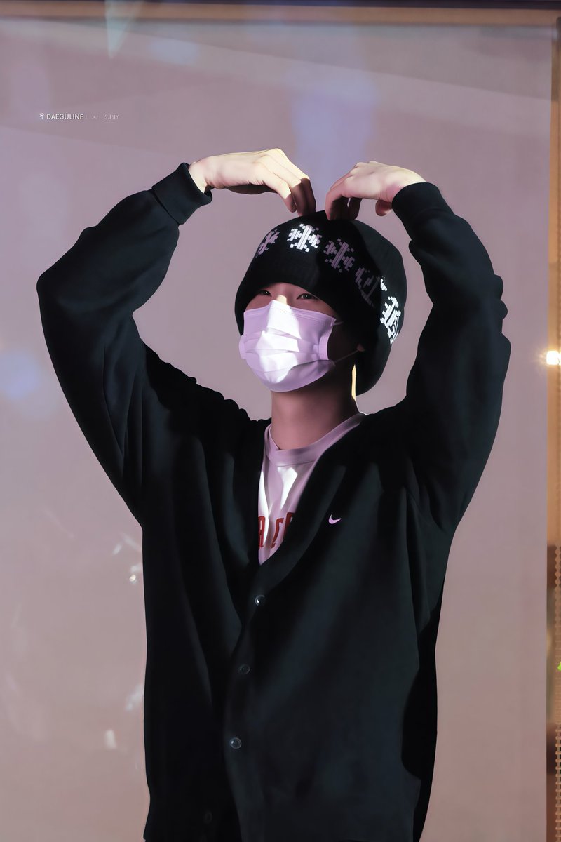 해사한윤기의미소를
#DDAY_SUGAisBACK
얼마나보고싶었는지몰라
#어서와윤기야
윤기야어서와
#우리사이여태안변했네
너무보고싶었어