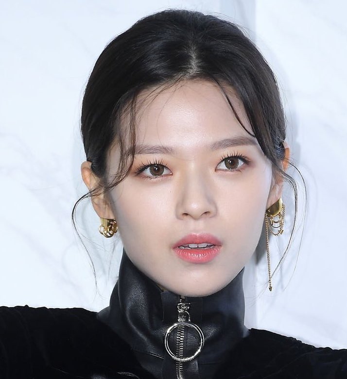 Model Face On. 🔥
Something about Jeongyeon wearing black that makes me giggle.