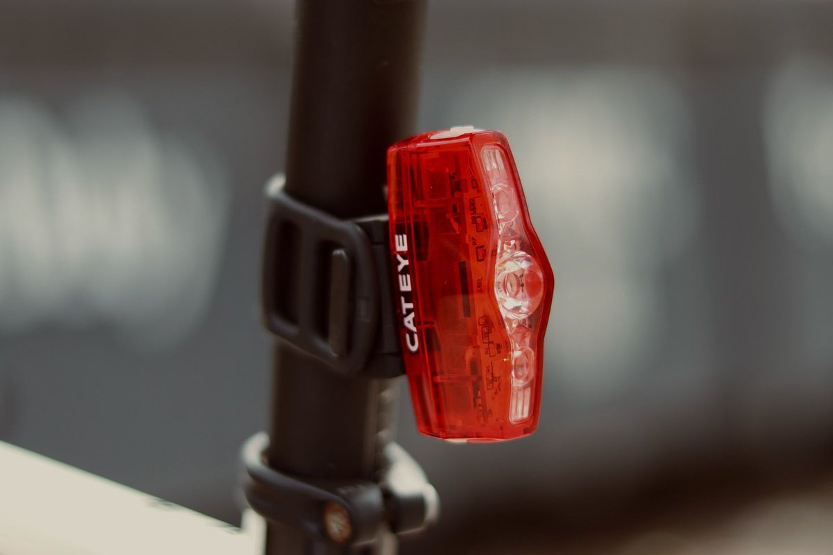 It's Friday, and we're #daydreaming of the rides ahead of us this weekend! Speaking of dreamy, check out this <a href="/van_rysel/">VAN RYSEL</a> build by <a href="/biketuner/">biketuner</a>.lab 😍  This rim-brake build is a looker, with #Cateye lights front and rear, thanks to our AMPP500s &amp; ViZ150 kit!
📸: @iamsamthecyclist