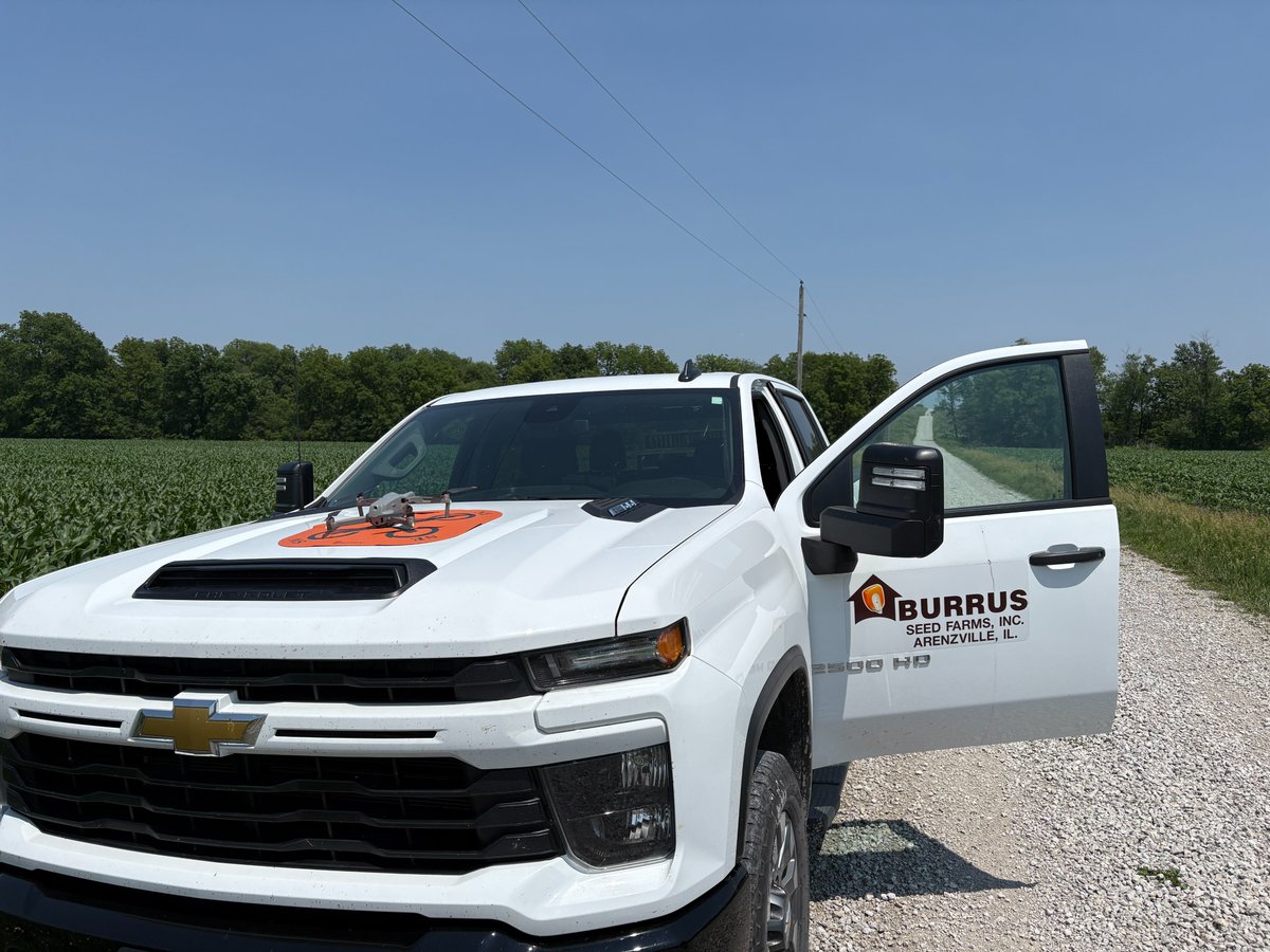 BurrusSeed's tweet image. #BurrusSeed intern Kiley: I was able to fly a drone over our grower&apos;s field in NW MO. Technology like this allows farmers to get better crop views, see hard to reach spots in a field and report progress or problems without entering the fields. What a cool experience!
