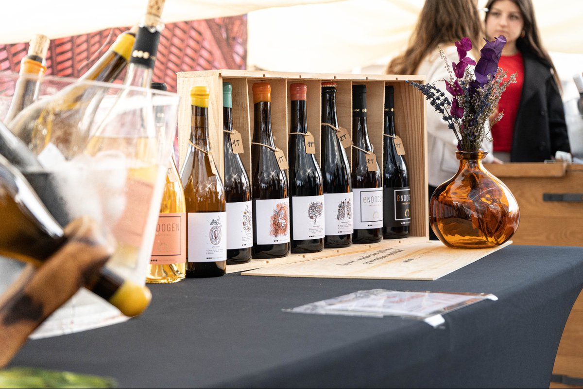 🍷 Ampolles alineades, etiquetes guapes i vi natural a dojo! Així vam muntar la paradeta a @_vigralla_baixpenedes_ 😎 Si no vas tastar cap copa… t’ho vas perdre! Ens veiem a la propera ronda? 🥂 #ViGralla #ViNatural #BrindemSenseFiltres #EndogenVins
