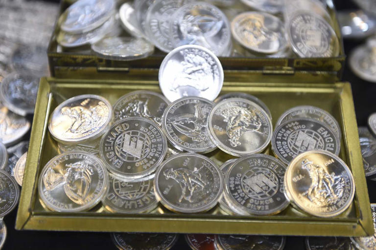 SURGING SILVER PRICES PROMPT AMERICANS TO EMPTY JEWELRY BOXES AND COIN JARS (WSJ)

Gold gets all the glory, but silver prices have surged nearly as much this year, up 27% to the highest levels in more than a decade.

As with gold, jittery investors are scooping up the precious