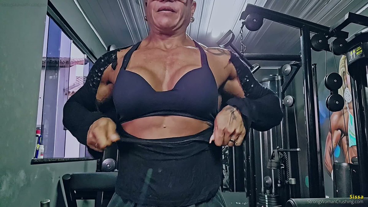 CrushingWoman's tweet photo. **Seductive Strength!** Watch as Sissa effortlessly rips her shirt, muscles bulging. Dive into the power:
https://t.co/Hz751iKbfN
#MuscleRip #FemaleStrength #DominantBeauty #Clothripping #MuscleGoddess https://t.co/eak5mAXWn8