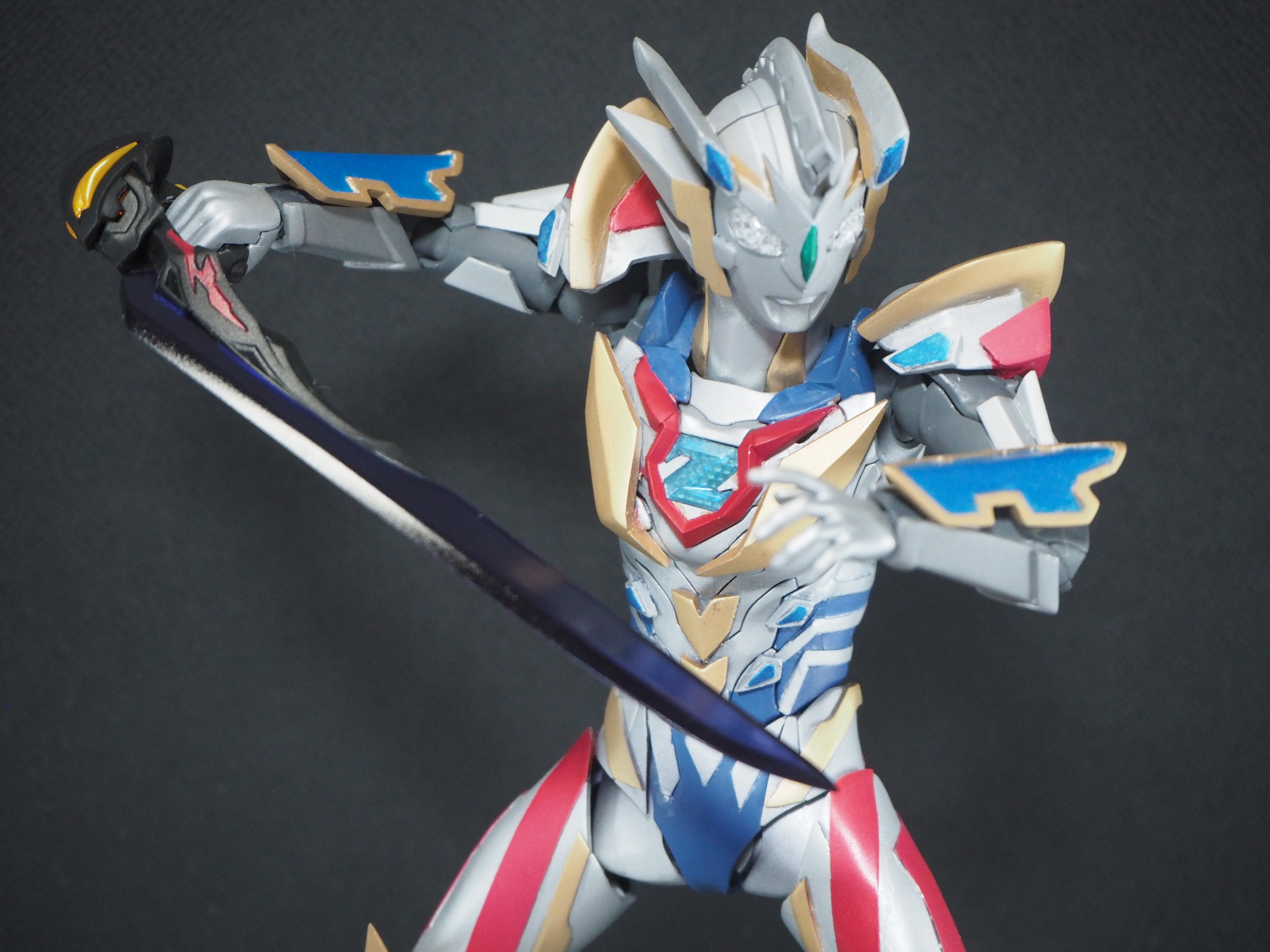 Amazon.com: バンダイ(BANDAI) Ultraman Decker Ultra Kaiju DX