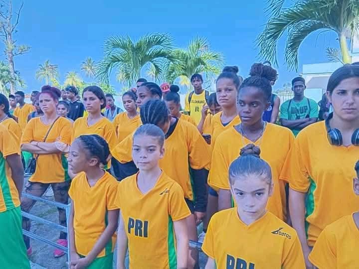 Oficialmente  abanderada la Delegación de Atletas de la Eide Ormani Arenado Llonch de #PinardelRío que nos representa en la 61 Edicion de Los Juegos  Nacionales Escolares!!.  #PinarXNuevasVictorias
#DeporteCubano!🇨🇺 
✍️Daniellys Sanchez