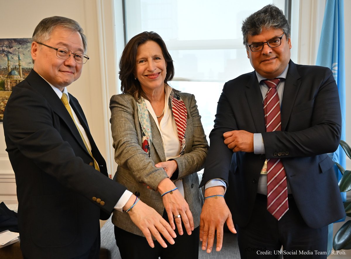 On #WorldRefugeeDay, we spotlight <a href="/UNIQLO_JP/">ユニクロ</a> and #UNHCR's partnership on #expo2025osaka uniforms and the refugee bracelet, embodying peace, empowerment, and solidarity. With record-high refugee numbers, #Japan is steadfast in its global support. Solidarity #WithRefugees