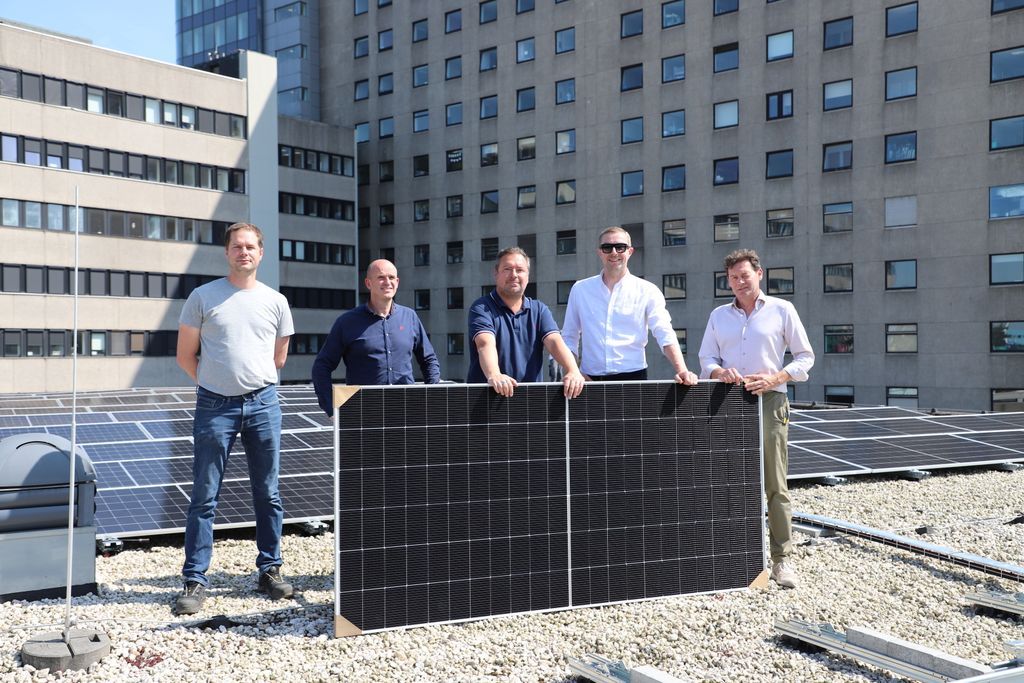azsintjan's tweet photo. Hoe verduurzaam je een ziekenhuis dat 24/7 draait? 

Het AZ Sint-Jan Brugge investeert € 850.000 in zonnepanelen. Goed voor 6,3 % van het jaarverbruik en tot 10 % in de zomer.

Lees het volledige artikel: https://t.co/D80YWXEmvf 

#energietransitie https://t.co/KE5canvu64