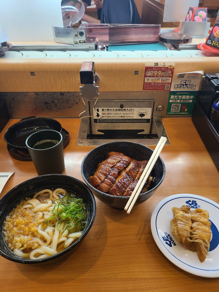 s3J0q7EAau89258's tweet image. 6月21日土曜日
おはようございます(*^^*)
昨日のチートデイはくら寿司で鰻丼とうどんとあぶりチーズ豚カルビを食べました(^_^)v
美味しかったです(^o^)
ビックらポンははずれました(笑)
自分は潰瘍性大腸炎とゆう難病を患い、普段は食事制限してます(^.^)
週に一度チートデイを設けてます(*^^*)