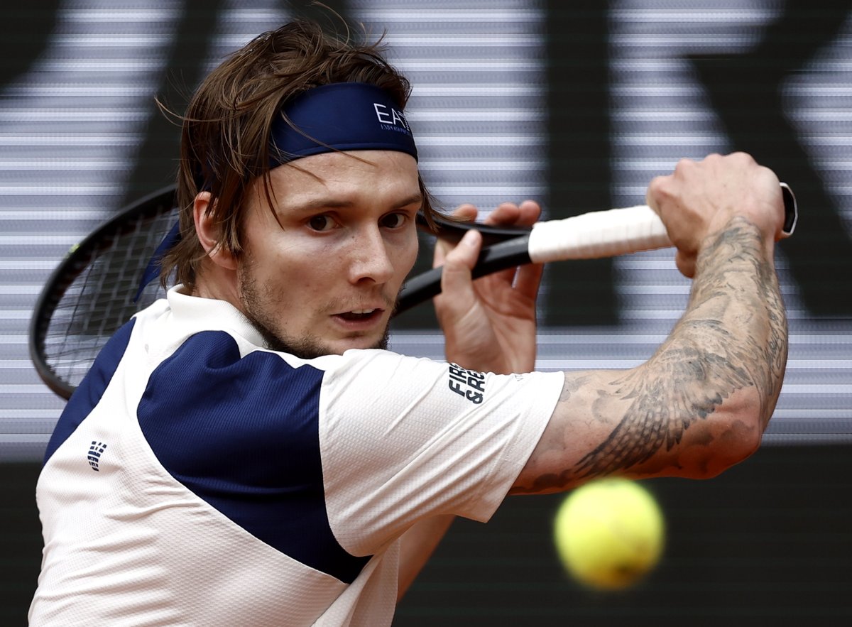 BUBLIK keeps winning in Halle 💪

After his superb victory over Sinner, Alexander Bublik beats Tomas Machac 7-6 6-3 to reach his first semi-final since Lyon last year
