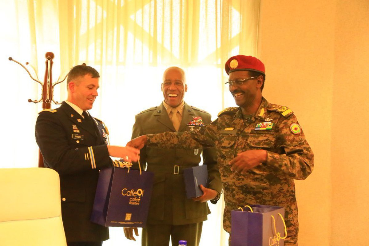 dessalegnmanaye's tweet image. Ethiopian National Defense Forces Chief of Staff meets @USAfricaCommand Commander Gen. Michael Langley to strengthen 🇪🇹-🇺🇸 #securitycooperation 
#Ethiopia #USA
@BerhanuTsegaye
@AmbNebiatG
fanamc.com/english/endf-c…