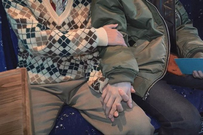 layoverdiariess's tweet image. The Holding Hands Duo  

A cute thread˚˖𓍢🦢˚