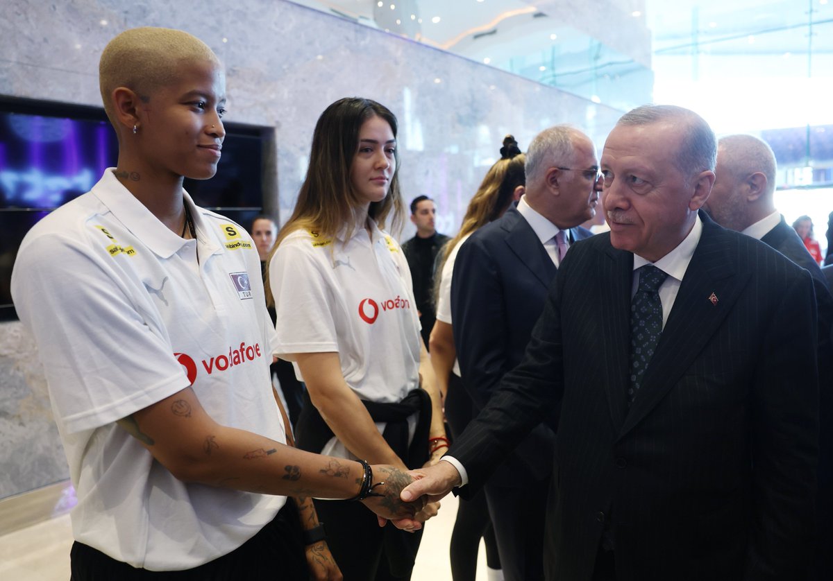 Temmzvolley's tweet photo. Recep Tayyip Erdoğan, #FileninSultanları'nı ziyaret etti https://t.co/7lzKR8Kl8Z