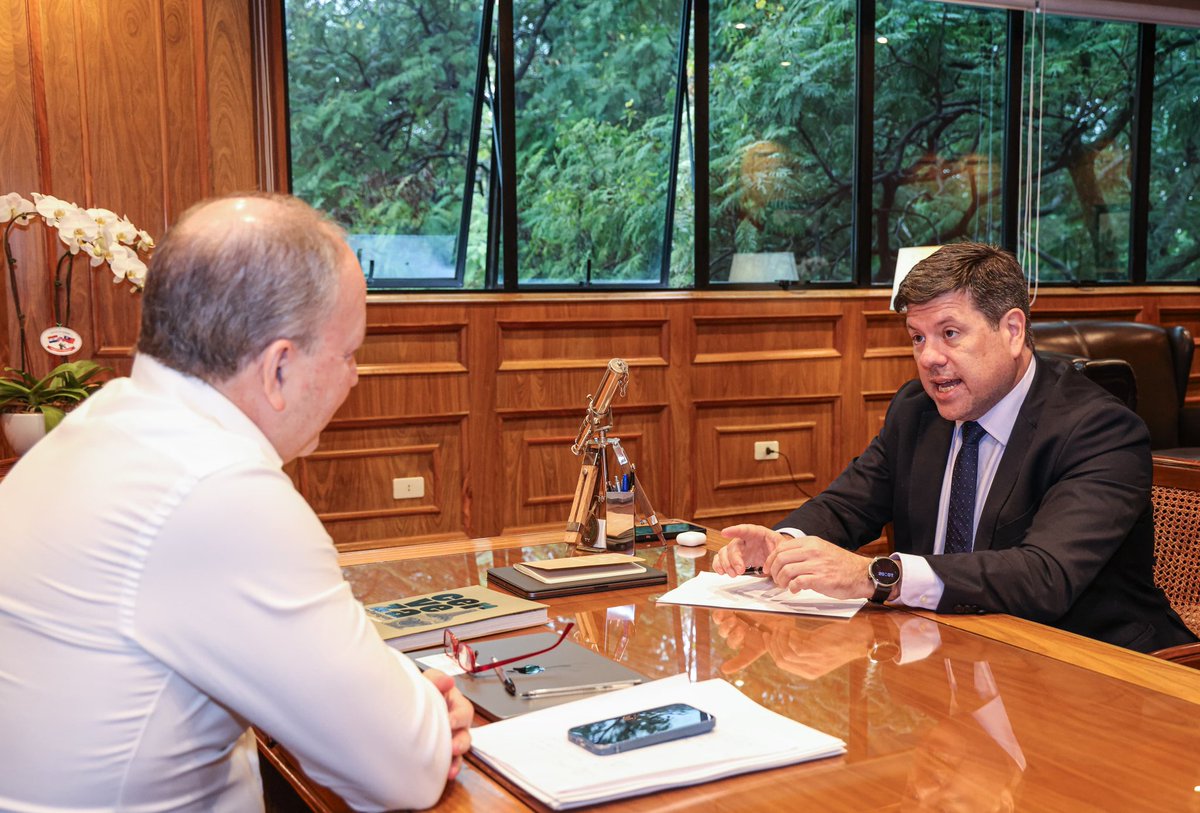 Ministerio de Economía y Finanzas - Paraguay (@mef_paraguay) on Twitter photo 🔧💼 El ministro <a href="/cgfernandezv/">Carlos Fernández V</a> y el titular del <a href="/MIC_PY/">MIC Paraguay</a> , <a href="/JavierGimenezGZ/">Javier Giménez</a>, analizaron posibles reformas a leyes clave, con el objetivo de impulsar la inversión, la exportación y el desarrollo industrial del #Paraguay🇵🇾
🔗 Leé más: lc.cx/NlsIrX 🔧💼 El ministro <a href="/cgfernandezv/">Carlos Fernández V</a> y el titular del <a href="/MIC_PY/">MIC Paraguay</a> , <a href="/JavierGimenezGZ/">Javier Giménez</a>, analizaron posibles reformas a leyes clave, con el objetivo de impulsar la inversión, la exportación y el desarrollo industrial del #Paraguay🇵🇾
🔗 Leé más: lc.cx/NlsIrX