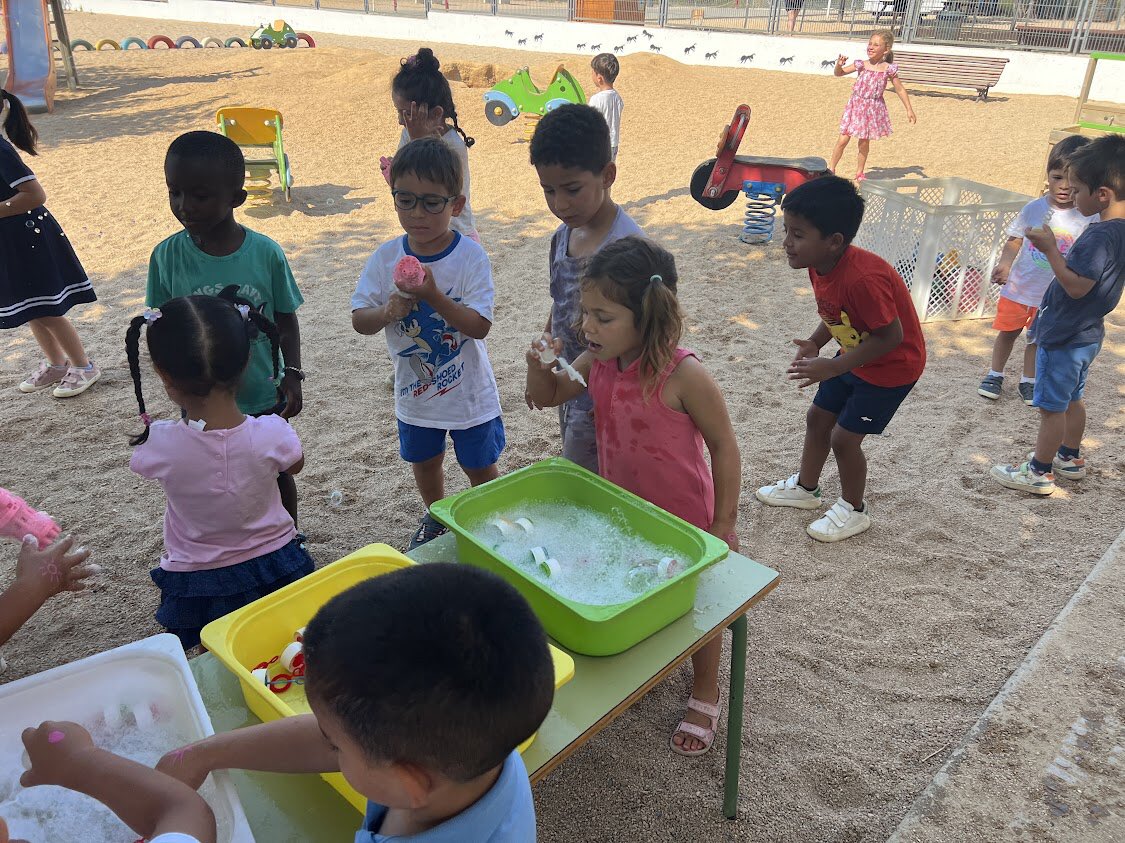 Els nens i nenes de l’escola, per acomiadar el curs, hem passat part del matí al pati fent diferents activitats. Hem jugat al joc de les cadires, a jocs de pilota, hem fet relleus, hem escalat, ens han maquillat … Ens ho hem passat molt bé!