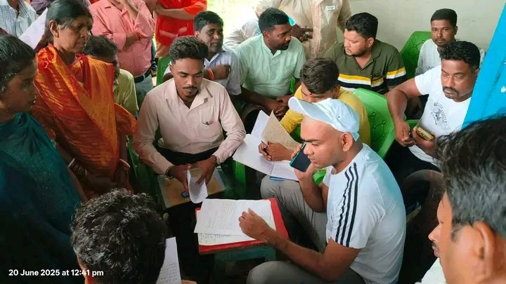 आज मानटांड में जनता दरबार में सम्मिलित हुआ. अपने भाइयों, माताओं और बहनों के समस्याओं का समाधान करने का प्रयास किया. 
मेरे राजनीतिक जीवन का सबसे स्वर्णिम समय यही होता है. भारी बारिश के बावजूद देवतुल्य मेरे भाई, बहन और बुजर्गो की उपस्थिति मेरा उत्साहवर्धन करती रही...
<a href="/JLKMJHARKHAND/">JLKM</a>