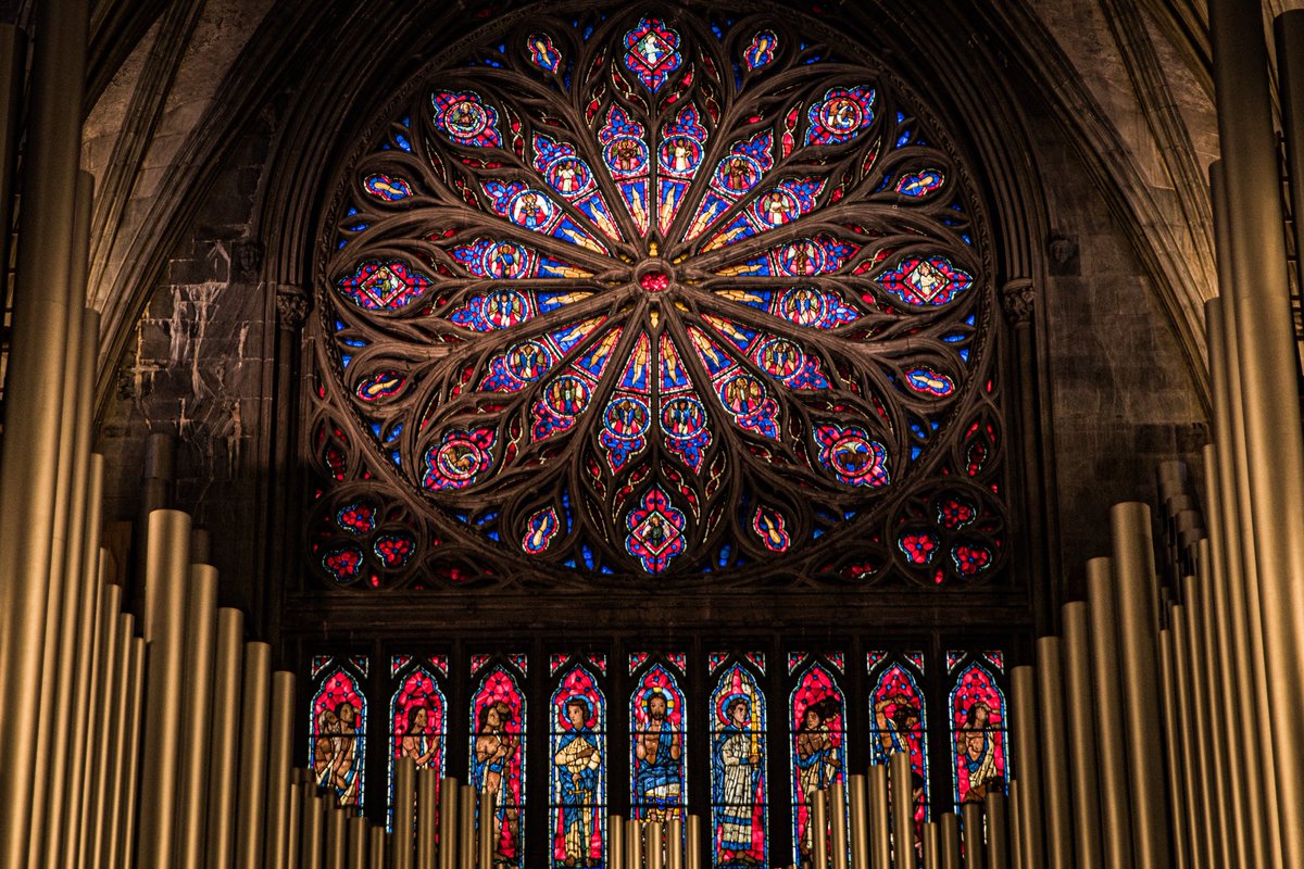 Behind the imposing organ pipes of Niderosdomen (Trondheim) is the cathedral’s famous rose window. Completed in time for the cathedral’s anniversary in 1930, it is an inspiring kaleidoscope of vibrant colours.