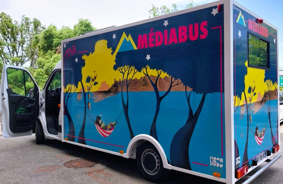 🎊 L'équipe de l'Unité Territoire est heureuse de vous annoncer l'arriver du Médiabus ! 🚍
Des collections jeunesse vont y être installées et dès la rentrée le Médiabus de la @casaofficiel desservira des écoles du moyen &amp; haut pays du territoire.
Illustration #StéphaneSénégas