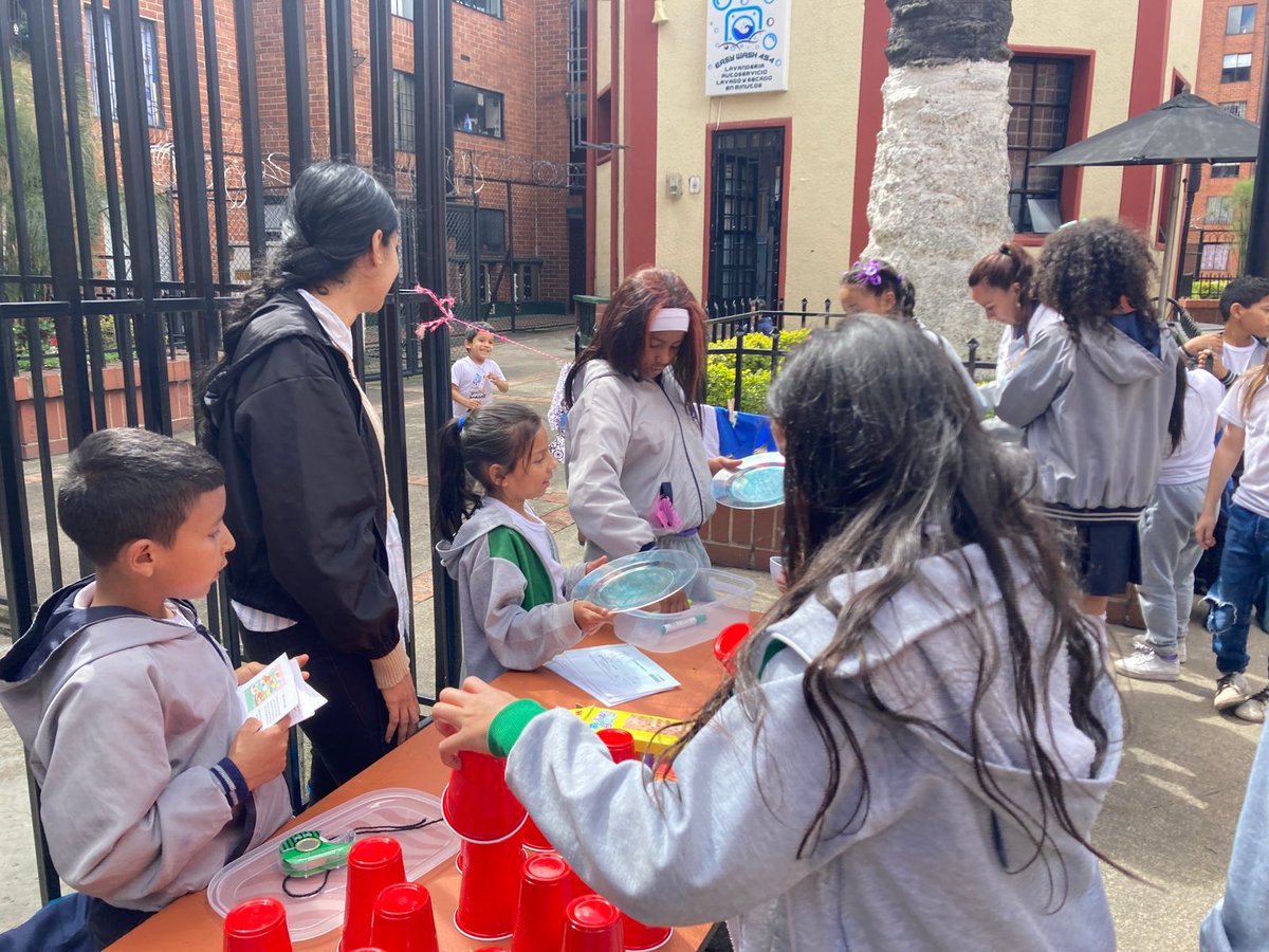#AquíSiPasa, en Bogotá, mi ciudad, mi casa las y los estudiantes del colegio Antonio José Uribe hicieron parte de la primera jornada de construcción de la Huerta Pasaje Comercial Campo David, espacio que se sumará a la Red de Huertas Escolares para las Primeras Infancias del
