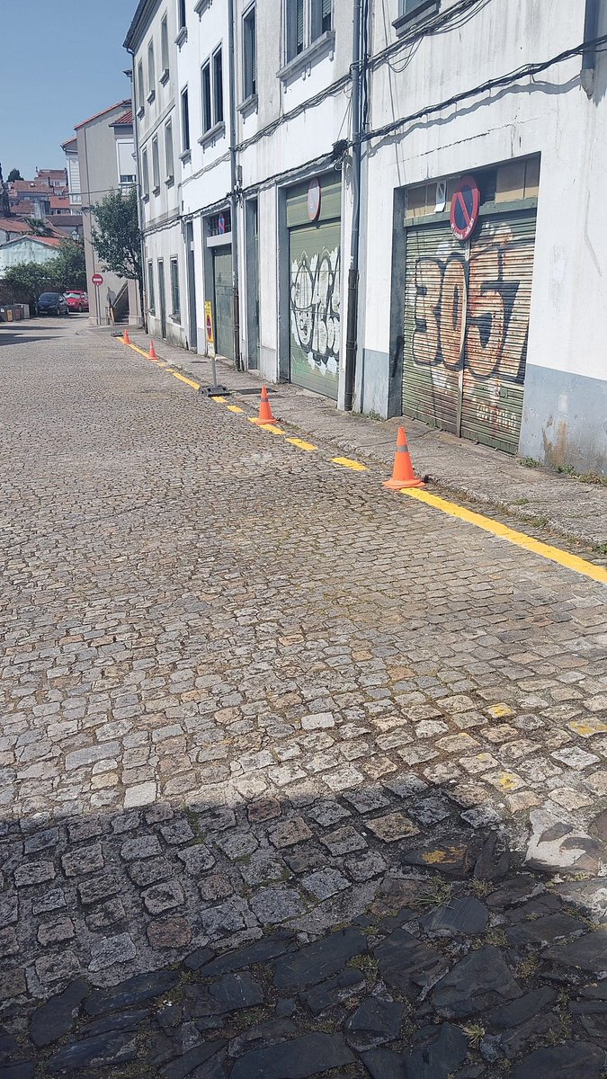 Varias prazas menos🤷🏽‍♀️
Nunha zona envellecida e sen alternativa de aparcamento, de verdade era necesario, <a href="/xanduro/">Xan Duro</a>?
Nesta zona hai unha decada, aparcaba arredor de 15 vehiculos, a semana que ven seran só 3 ou 4. 
Logo que se temos que coidar á veciñanza do Plan Especial blabla