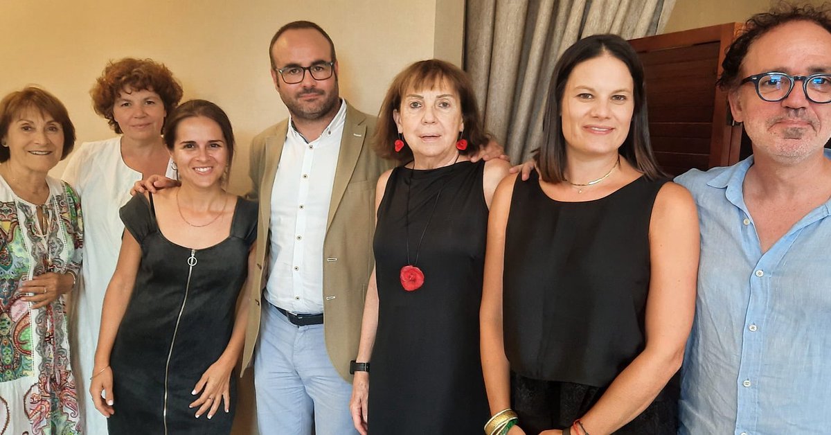 Centre Comarcal Lleidatà (@cclleidata) on Twitter photo Foto de la nova Junta de Govern del Centre Comarcal Lleidatà. President <a href="/rogermestre/">Roger Mestre Fàbregas</a> , vicepresidenta-tresorera <a href="/montsehigueras/">montse higueras</a> , vicepresidenta <a href="/joananovau/">joana novau</a> , secretària <a href="/solescarabasa/">Solés</a> , vocal Maria José Robles, assessors de la Junta <a href="/francesccanosa/">Francesc Canosa Farran</a> <a href="/meritxellgene/">Meritxell Gené 🎗</a> . Foto de la nova Junta de Govern del Centre Comarcal Lleidatà. President <a href="/rogermestre/">Roger Mestre Fàbregas</a> , vicepresidenta-tresorera <a href="/montsehigueras/">montse higueras</a> , vicepresidenta <a href="/joananovau/">joana novau</a> , secretària <a href="/solescarabasa/">Solés</a> , vocal Maria José Robles, assessors de la Junta <a href="/francesccanosa/">Francesc Canosa Farran</a> <a href="/meritxellgene/">Meritxell Gené 🎗</a> .