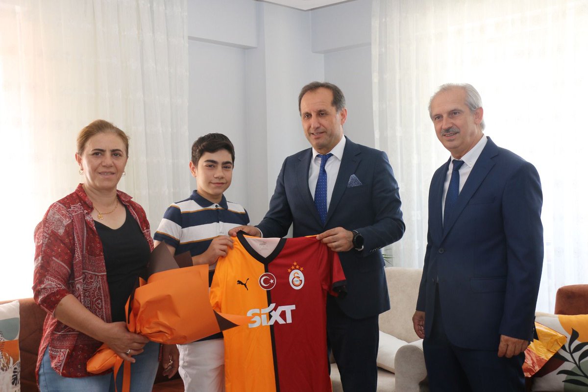 yenimedya (@yenimedyagazete) on Twitter photo Süregelen rahatsızlığı nedeniyle evde eğitim hizmeti alan Abdullah Tayyip Olçok İmam Hatip Ortaokulu 8. sınıf öğrencisi Bulut Kaygalak’a karnesi <a href="/Tuzlamem/">Tuzla İlçe Milli Eğitim Müdürlüğü</a> <a href="/metincangir/">Metin ÇANGIR</a> tarafından evinde takdim edildi.
⤵️
facebook.com/share/p/16gAew…
⤵️
instagram.com/p/DLIIfRiN0_M/…
#KarneGünü #karne #Tuzla Süregelen rahatsızlığı nedeniyle evde eğitim hizmeti alan Abdullah Tayyip Olçok İmam Hatip Ortaokulu 8. sınıf öğrencisi Bulut Kaygalak’a karnesi <a href="/Tuzlamem/">Tuzla İlçe Milli Eğitim Müdürlüğü</a> <a href="/metincangir/">Metin ÇANGIR</a> tarafından evinde takdim edildi.
⤵️
facebook.com/share/p/16gAew…
⤵️
instagram.com/p/DLIIfRiN0_M/…
#KarneGünü #karne #Tuzla