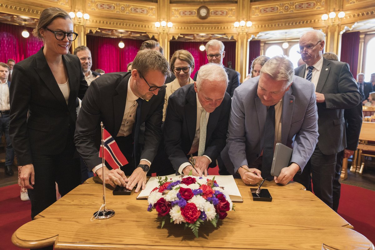 I dag var det siste møtedag i vårsesjonen på Stortinget,  og representantene signerte protokollen. Se flere bilder her: mediearkiv.stortinget.no/1516303/Search…