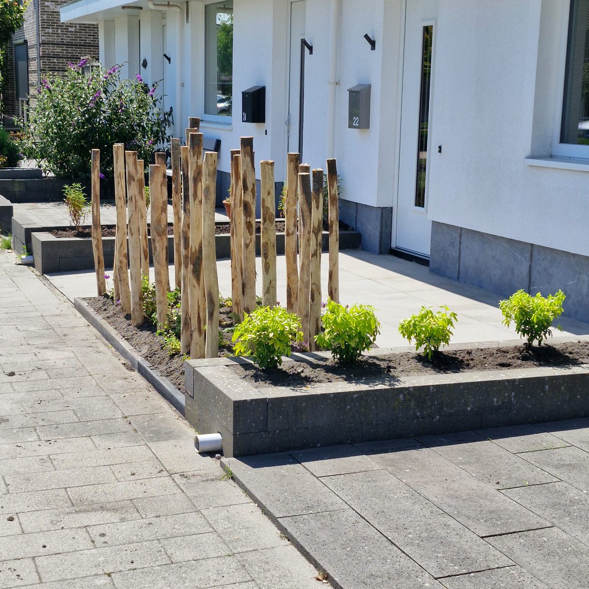 Voor een grote of kleine tuin, strak, landelijk of speels, bent u bij ons aan het goede adres!
🌾
Aan de Amaliahof in Urk mochten we deze leuke voortuin renoveren.
🌾
#uwhovenier #ontwerp #aanleg #onderhoud #vakmanschap #speels #voortuin #renovatie