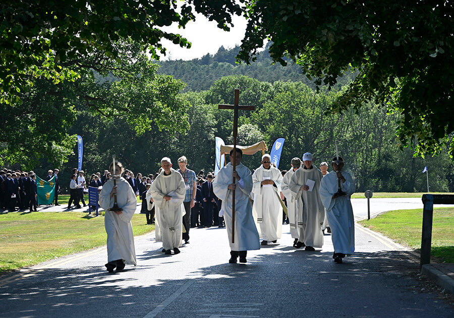 Worth was quite a sight of on Wednesday afternoon as students and staff came together for the annual Blessed Sacrament Procession from the main driveway at Worth to the Abbey Church. See more pictures here: tinyurl.com/5n86ab4x
#faith #community #values #procession