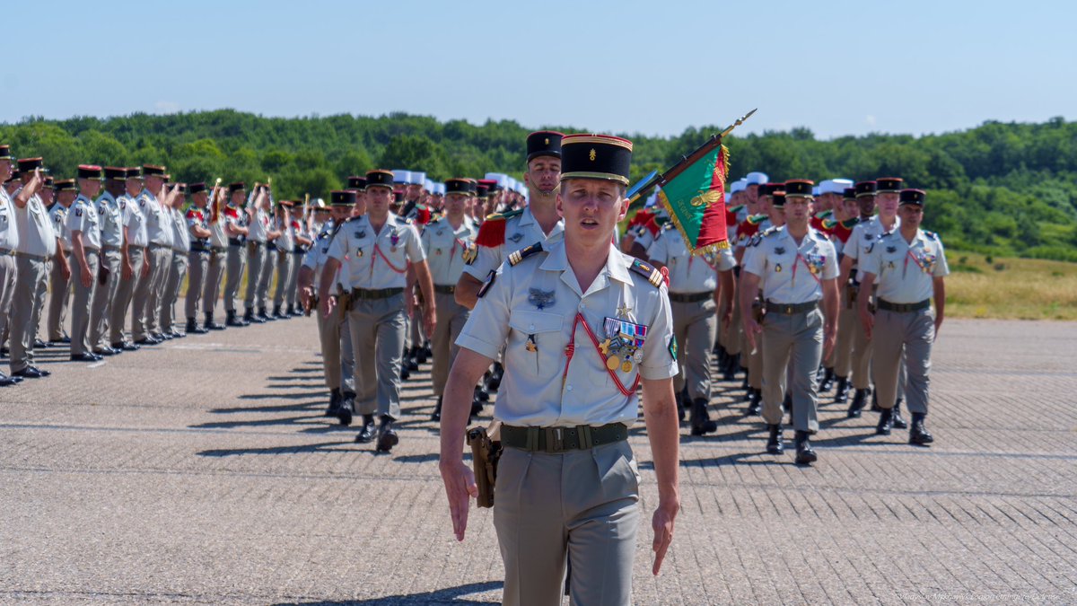 CDC_2eREG's tweet image. Après 2 années d’un commandement marqué par de nombreuses opérations et missions, le capitaine Guillaume a rendu le fanion de la compagnie d’appui.

Les légionnaires sont désormais sous les ordres du capitaine Axel, nouveau commandant d’unité, avec ses neuf sections spécialisées.