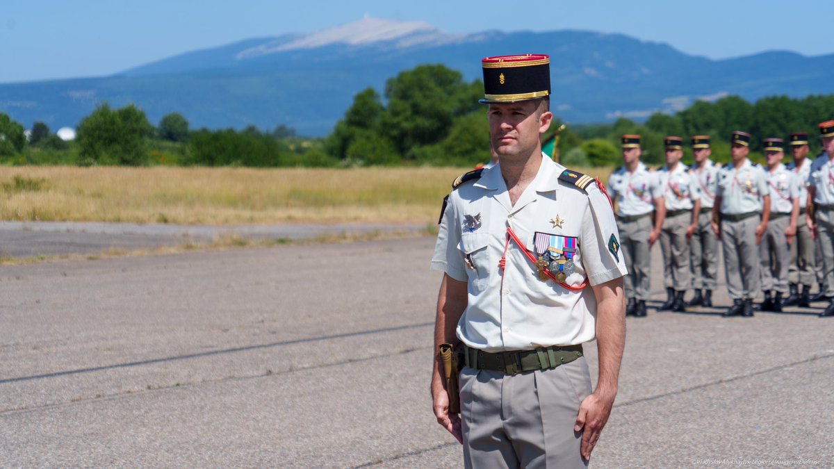 CDC_2eREG's tweet image. Après 2 années d’un commandement marqué par de nombreuses opérations et missions, le capitaine Guillaume a rendu le fanion de la compagnie d’appui.

Les légionnaires sont désormais sous les ordres du capitaine Axel, nouveau commandant d’unité, avec ses neuf sections spécialisées.