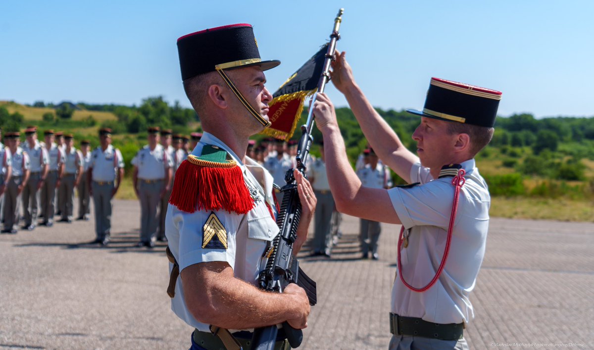 CDC_2eREG's tweet image. Après 2 années d’un commandement marqué par de nombreuses opérations et missions, le capitaine Guillaume a rendu le fanion de la compagnie d’appui.

Les légionnaires sont désormais sous les ordres du capitaine Axel, nouveau commandant d’unité, avec ses neuf sections spécialisées.