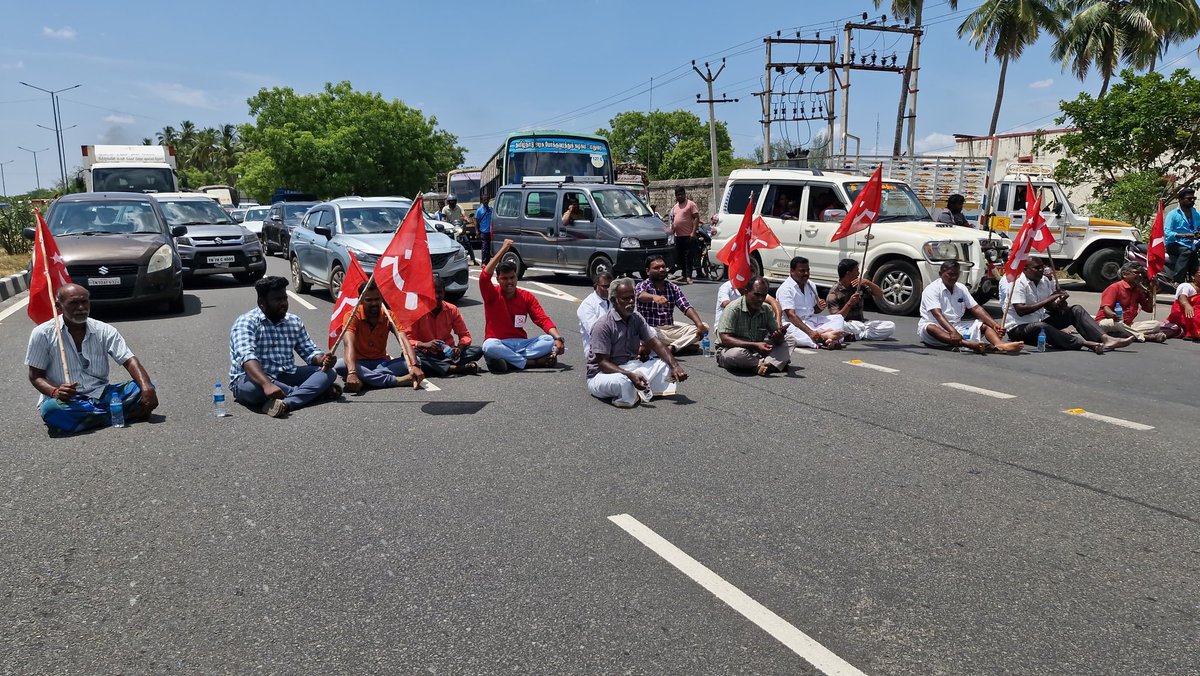 sachi4dgl's tweet photo. திண்டுக்கல் மாவட்டத்தில் மார்க்சிஸ்ட் கம்யூனிஸ்ட் கட்சி தோழர்கள் மீது பாஜக-இந்து முன்னணி குண்டர்கள் கொலைவெறித் தாக்குதல்! சிபிஐ(எம்) வன்மையான கண்டனம்!
More:https://t.co/FGpjRbTFu8…
#CPIMCampaign #LivelihoodRights #VoiceOfThePeople #CPIM4People https://t.co/4drrVHMZLG