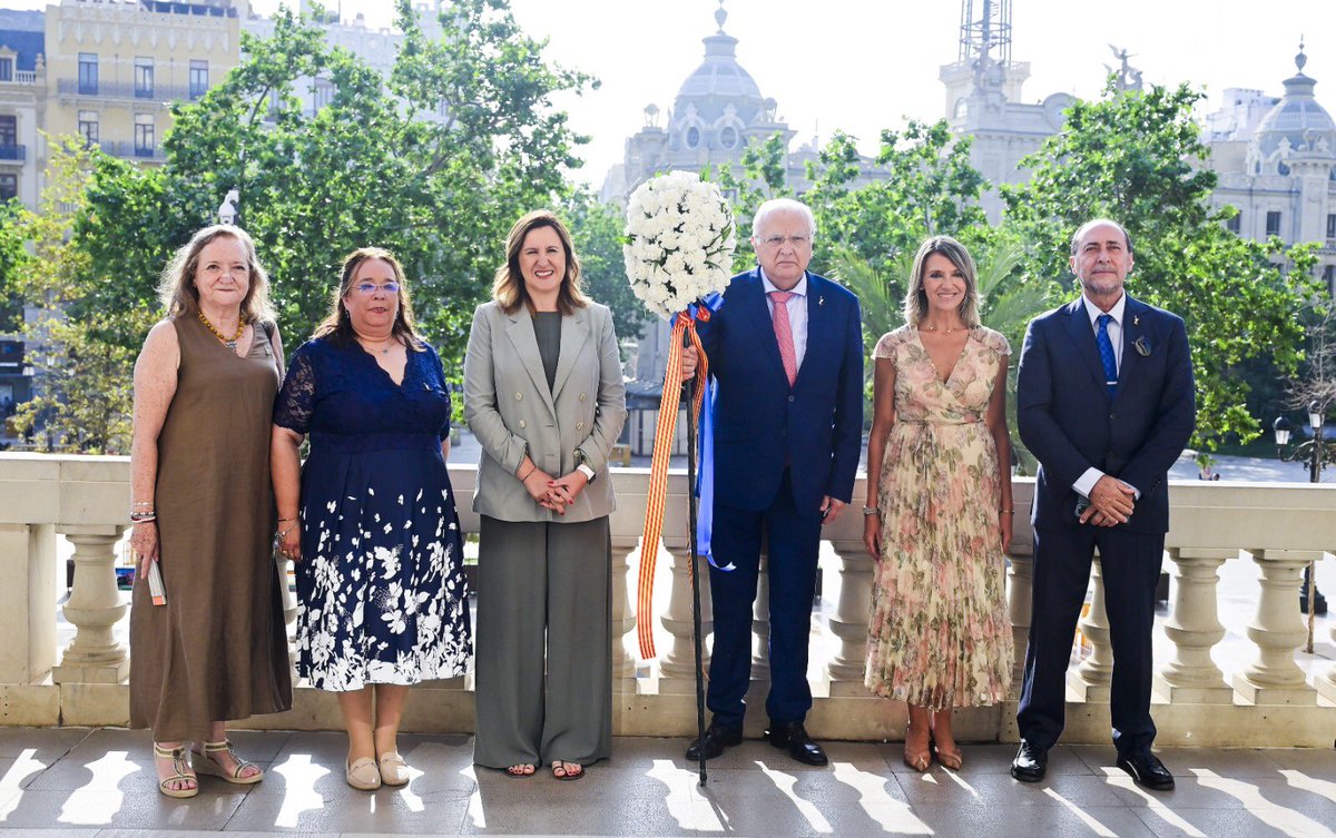 🌺 Hoy hemos recibido a la Asociación Amics del Corpus en el tradicional reparto de pomells a las instituciones.

Un recorrido por diversos estamentos anunciando la celebración del Corpus mediante el ya conocido y original arreglo floral.