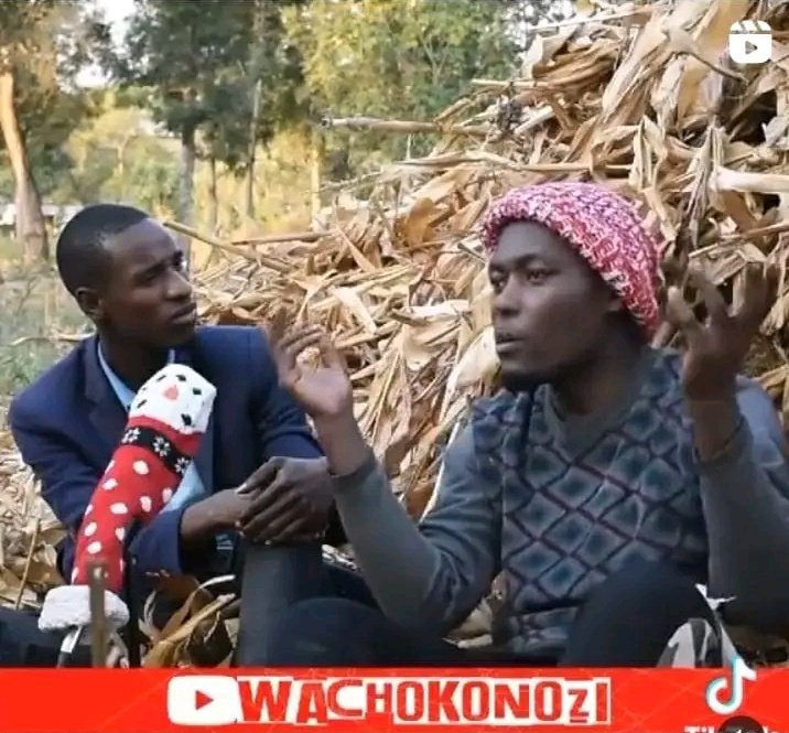 Vijana wawili Joseph Mrindoko na Jackson Kabalo wanaounda kundi la "Wachokonozi" wamevamiwa na watu wenye silaha waliojitambulisha kuwa ni Askari Polisi wakiwa nyumbani kwao maeneo ya Maji ya Chai, wilayani Arumeru mkoani Arusha.

Kwa mujibu wa mashuhuda wa tukio hilo, watu hao