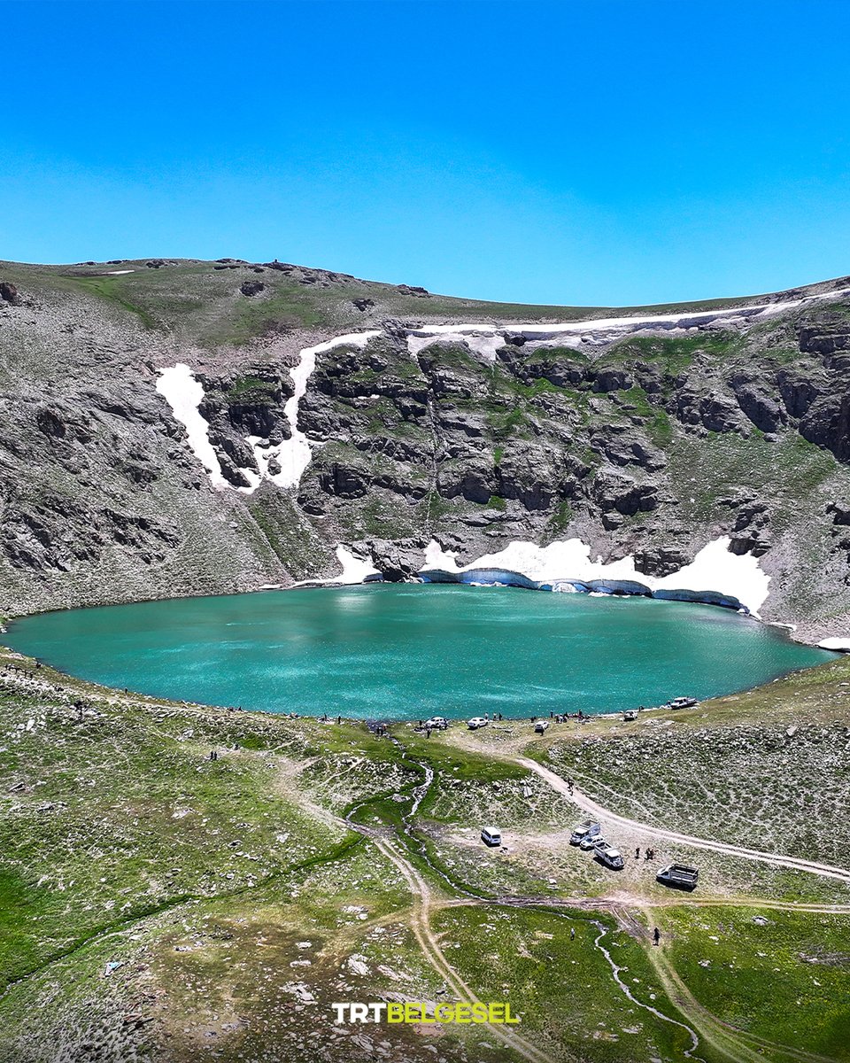 🏞️ Van'ın Gürpınar ilçesinde 3200 metre rakımda bulunan ve karların erimesi sonucu oluşan Çalyan Buzul Gölü, doğal güzellikleri, canlanan doğası ve zengin florasıyla ziyaretçilerini büyülüyor.
📸: Özkan Bilgin, AA