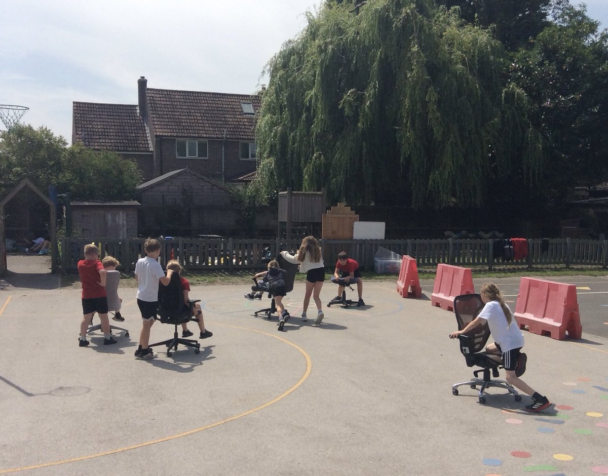 NorthDuffieldSc's tweet image. Spinning office chair tig, messy trays, mini beast crafts, balancing on barrels, harvesting homegrown veg, natural loose parts, every day and every child is different but there’s always something for everyone! @OPAL_CIC #PlanForPlay