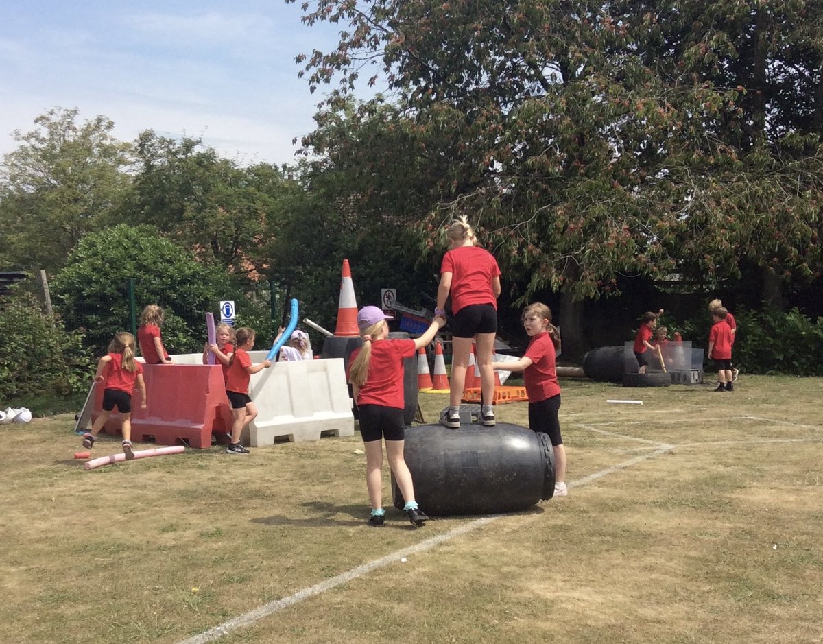 NorthDuffieldSc's tweet image. Spinning office chair tig, messy trays, mini beast crafts, balancing on barrels, harvesting homegrown veg, natural loose parts, every day and every child is different but there’s always something for everyone! @OPAL_CIC #PlanForPlay